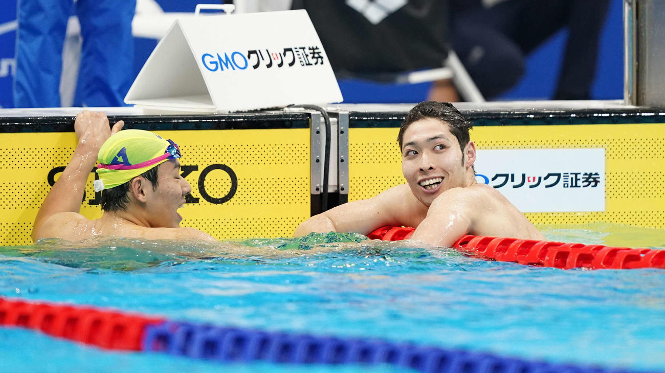 男子400メートル個人メドレーで優勝した萩野（右）は笑顔。左は本多（撮影・鈴木みどり）