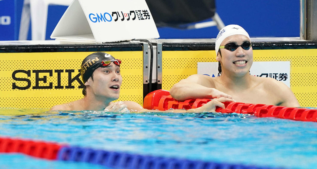 男子100メートル自由形で優勝した中村（左）と2位の松元は健闘をたたえ合う（撮影・鈴木みどり）