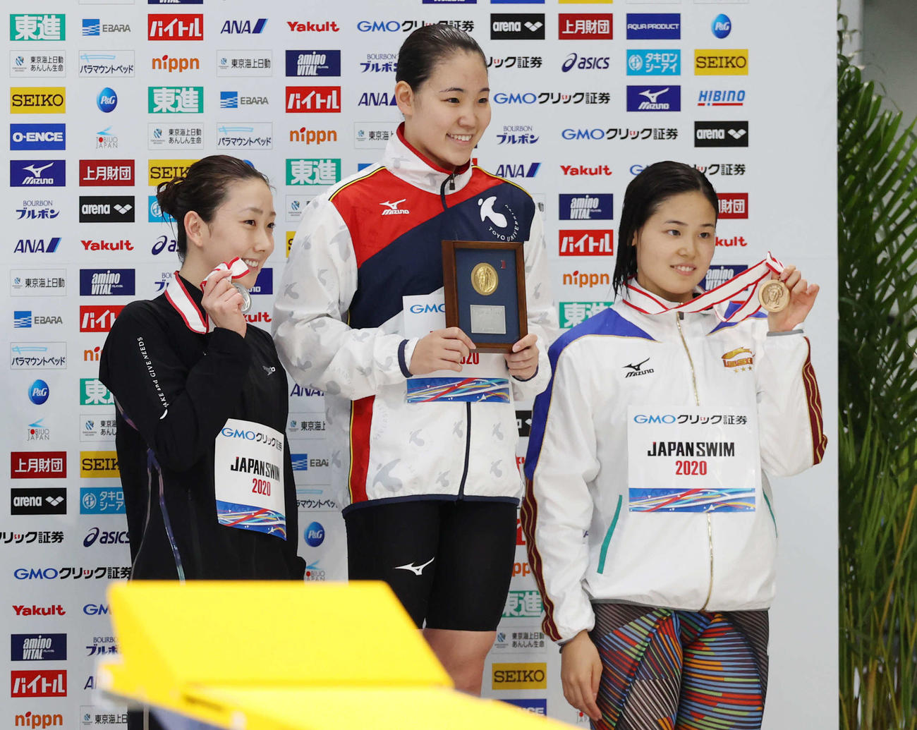 女子200メートル自由形で優勝し記念撮影に納まる白井（中央）。左は2位の五十嵐、右は3位の池本（撮影・河野匠）