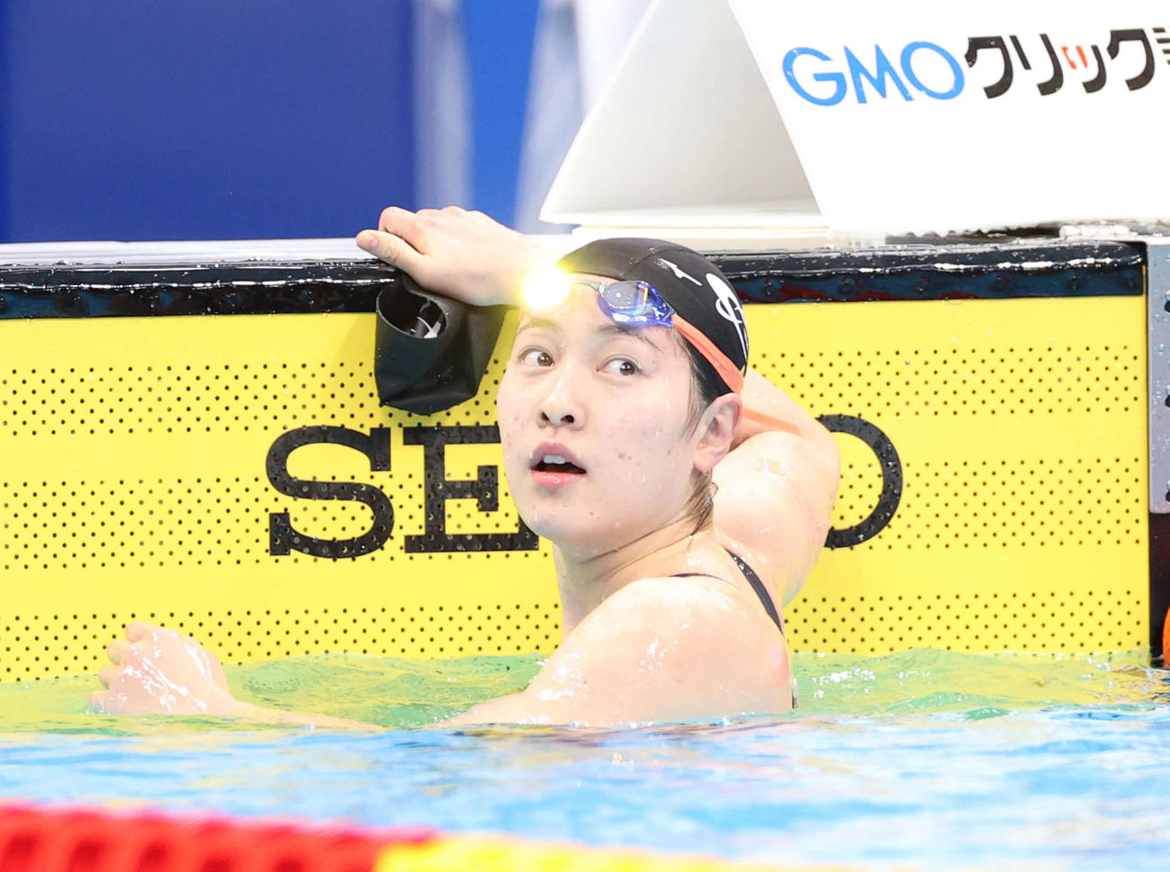 女子100メートル背泳ぎで優勝した酒井（撮影・河野匠）