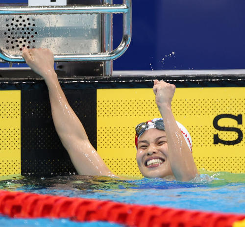 女子400メートル個人メドレーで優勝しガッツポーズを見せる清水(撮影・河野匠)