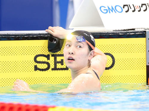 女子100メートル背泳ぎで優勝した酒井(撮影・河野匠)