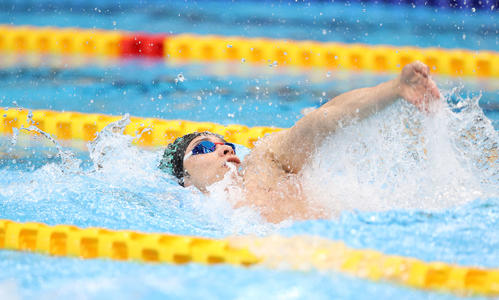 男子100メートル背泳ぎ、53秒04で優勝した入江（撮影・河野匠）
