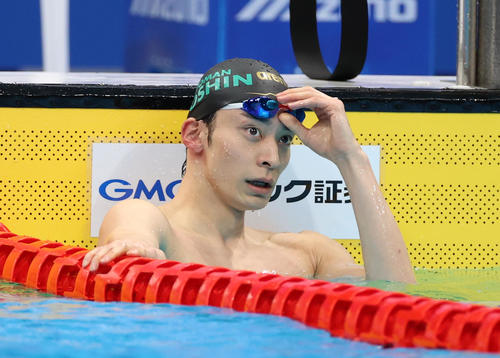 男子100メートル背泳ぎで7連覇を達成した入江（撮影・河野匠）