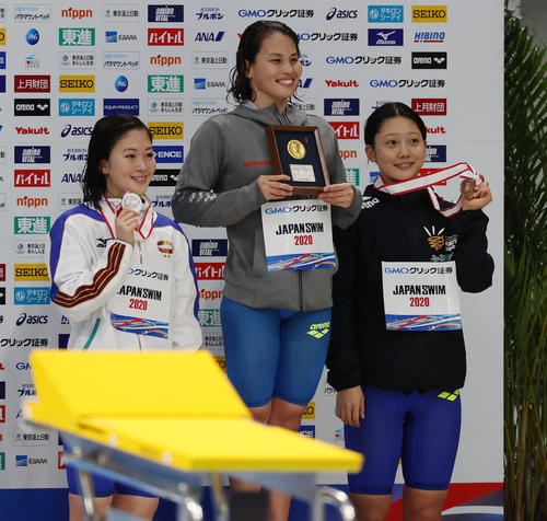 女子400メートル個人メドレーで優勝し記念撮影に納まる清水（中央）。左は2位の谷川、右は3位の柏崎（撮影・河野匠）