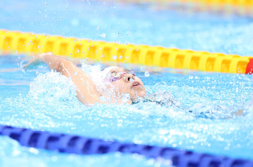 女子400メートル個人メドレー決勝、背泳ぎで力泳する清水（撮影・河野匠）