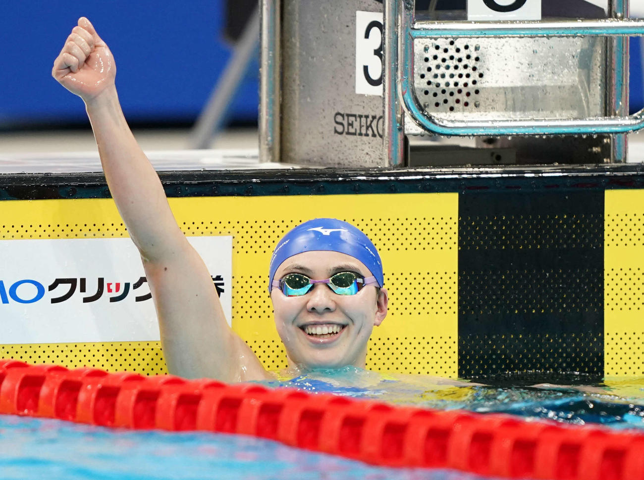 女子800メートル自由形で優勝しガッツポーズの望月（撮影・鈴木みどり）