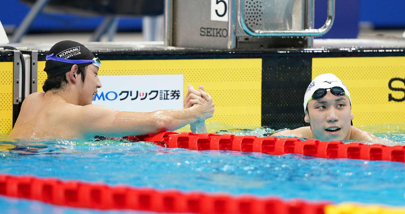 男子400メートル自由形決勝で優勝した松元（右）は中島と握手（撮影・鈴木みどり）