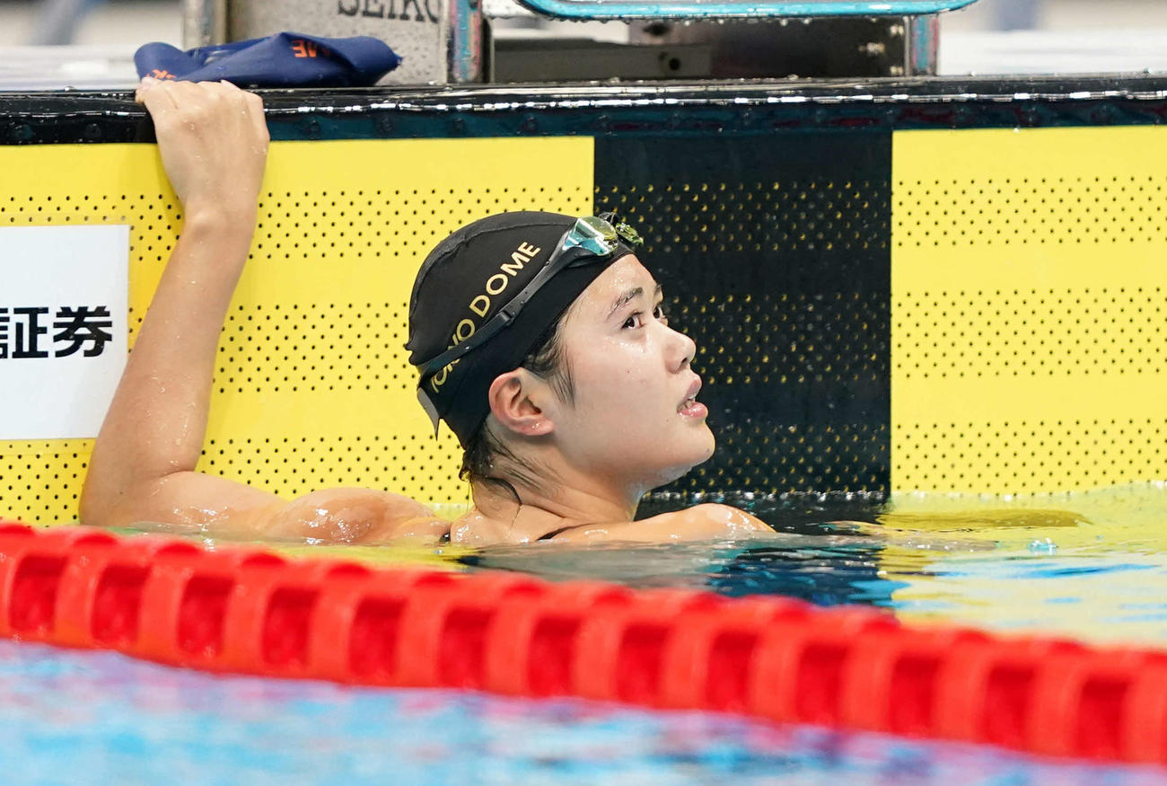 女子200メートルバタフライで優勝し、タイムを見る長谷川（撮影・鈴木みどり）