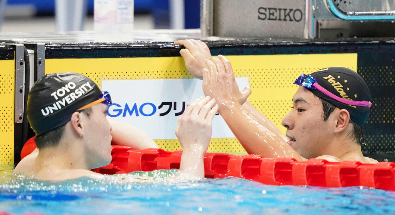 男子200メートルバタフライで優勝し笑顔の本多（右）。左は阪本（撮影・鈴木みどり）