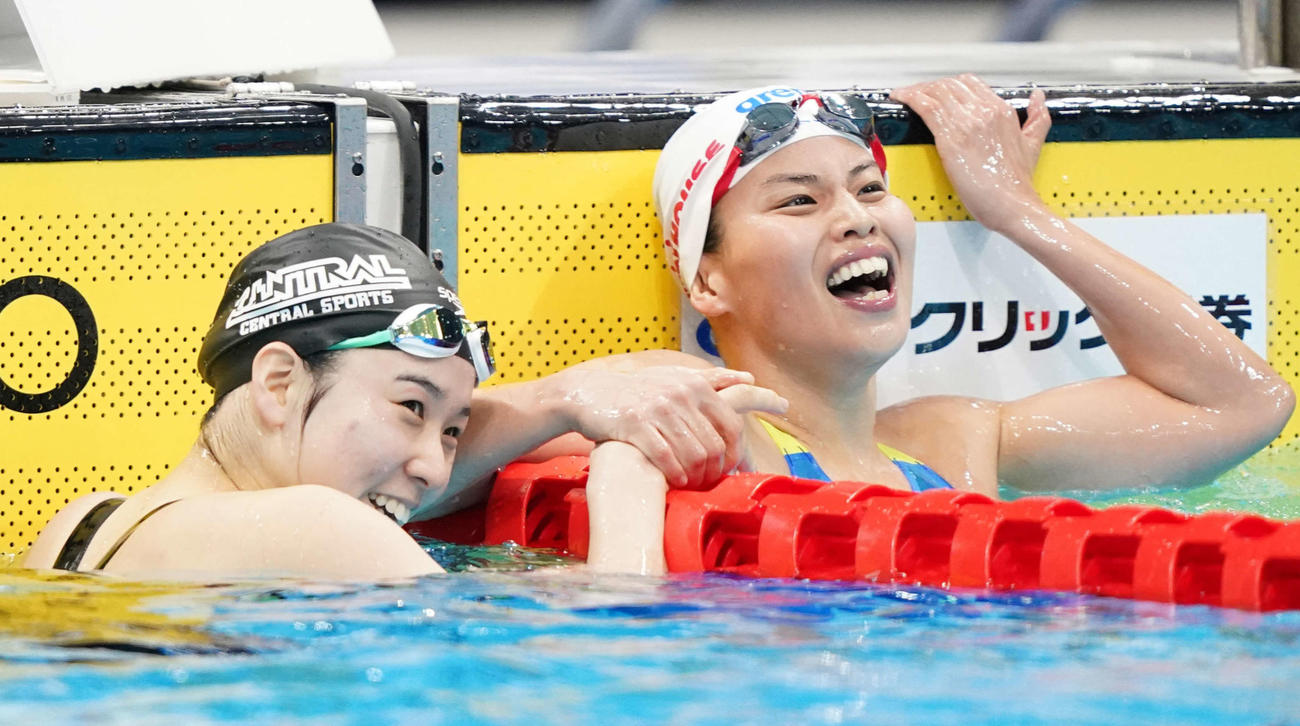 女子200メートル個人メドレーで優勝し笑顔の寺村（左）。右は清水（撮影・鈴木みどり）
