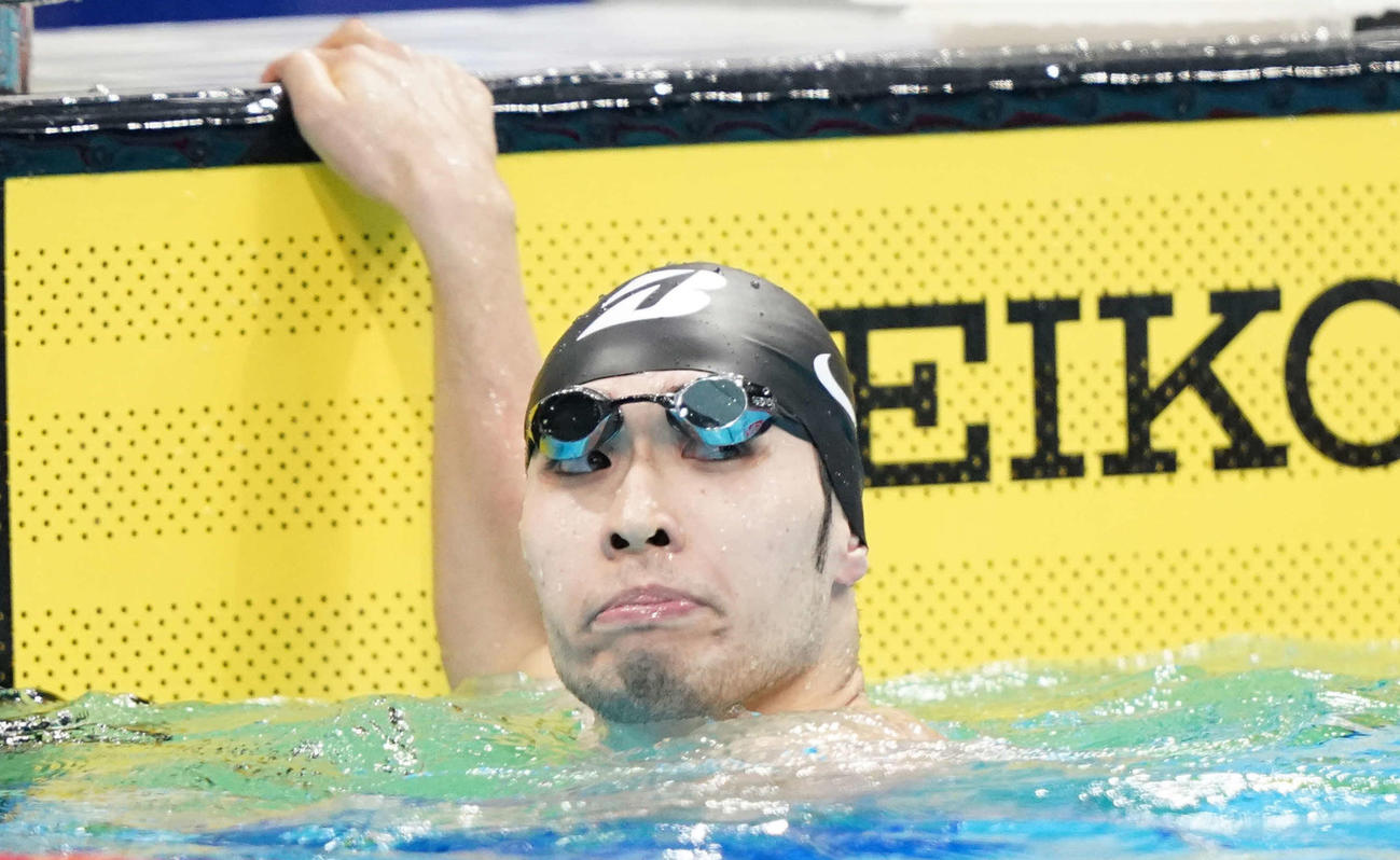 男子200メートル個人メドレーで優勝し、タイムを確認する萩野（撮影・鈴木みどり）