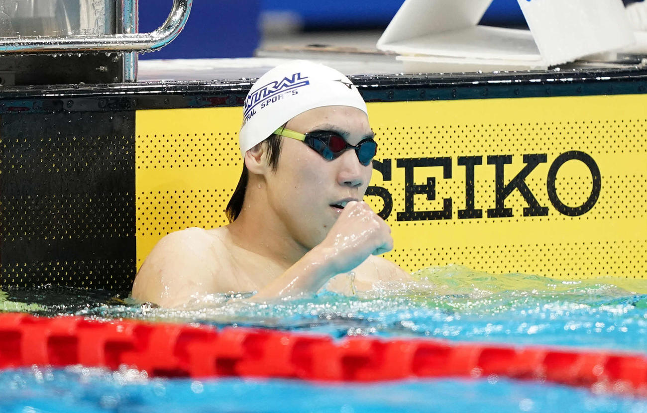 男子400メートル自由形決勝で優勝しガッツポーズの松元（撮影・鈴木みどり）