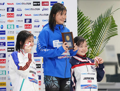 女子200メートルバタフライで優勝し、笑顔の長谷川（中央）（撮影・鈴木みどり）