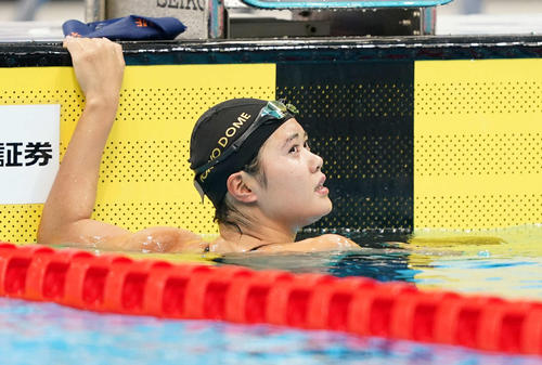 女子200メートルバタフライで優勝し、タイムを見る長谷川（撮影・鈴木みどり）