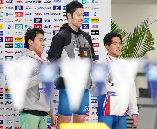 男子200メートル個人メドレーで優勝し笑顔の萩野（中央）（撮影・鈴木みどり）