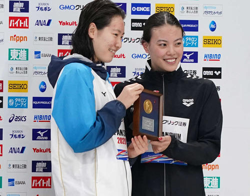 女子100メートル自由形で同着で優勝し、笑顔の酒井（左）と大本（撮影・鈴木みどり）
