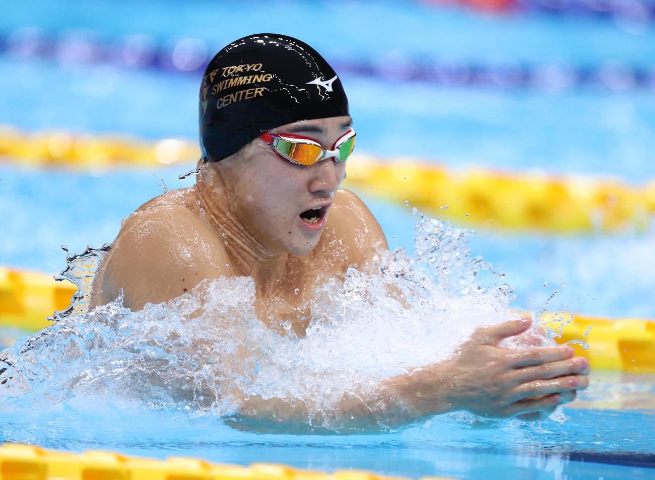 男子200メートル平泳ぎ決勝、力泳する佐藤（撮影・河野匠）