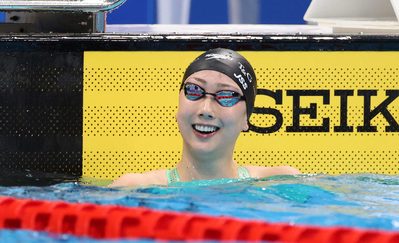 女子50メートル自由形、25秒09で優勝し笑顔を見せる五十嵐（撮影・河野匠）