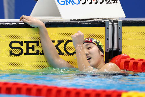 女子1500メートル自由形決勝、16分13秒80の日本高校新で優勝しガッツポーズを見せる難波（撮影・河野匠）