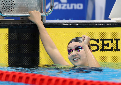 女子200メートル平泳ぎで優勝しガッツポーズを見せる渡部（撮影・河野匠）