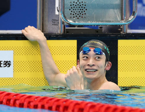 男子200メートル背泳ぎ決勝、1分55秒55で優勝し笑顔を見せる入江（撮影・河野匠）