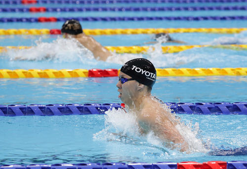 男子200メートル平泳ぎで佐藤（奥）と競り合う渡辺（撮影・河野匠）