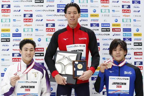 男子200メートル平泳ぎで優勝し記念撮影に納まる渡辺（中央）。左は2位の佐藤、右は3位の武良　〓（○の中に小文字のC）日本水泳連盟