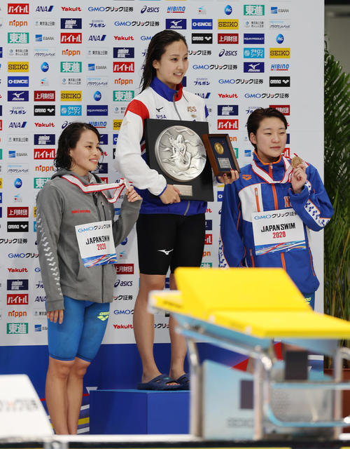 女子200メートル平泳ぎで優勝し記念撮影に納まる渡部（中央）。左は2位の清水、右は3位の深沢（撮影・河野匠）