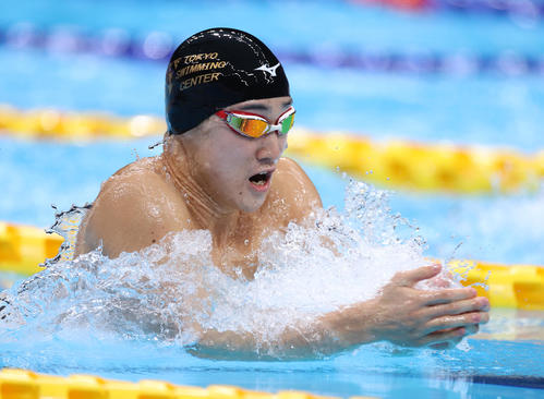 男子200メートル平泳ぎ決勝、力泳する佐藤（撮影・河野匠）