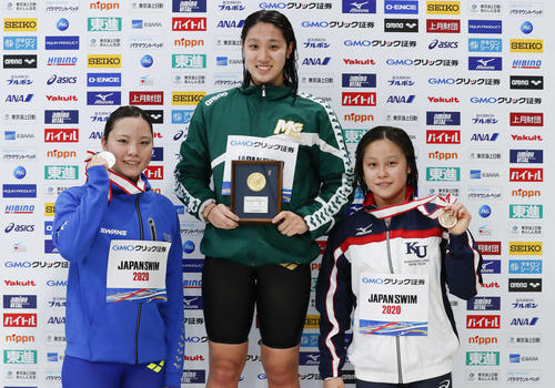 女子1500メートル自由形決勝、16分13秒80の日本高校新で優勝し記念撮影に納まる難波（中央）。左は2位の森山、右は3位の中村　〓（○の中に小文字のC）日本水泳連盟