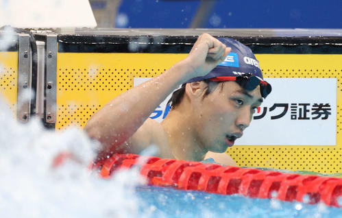 男子800メートル自由形で優勝しガッツポーズを見せる竹田（撮影・河野匠）
