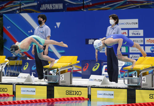 女子50メートル自由形、力強く飛び込む五十嵐（左）と大本（撮影・河野匠）