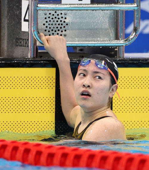 女子200メートル背泳ぎ決勝、2分09秒32で優勝した酒井（撮影・河野匠）