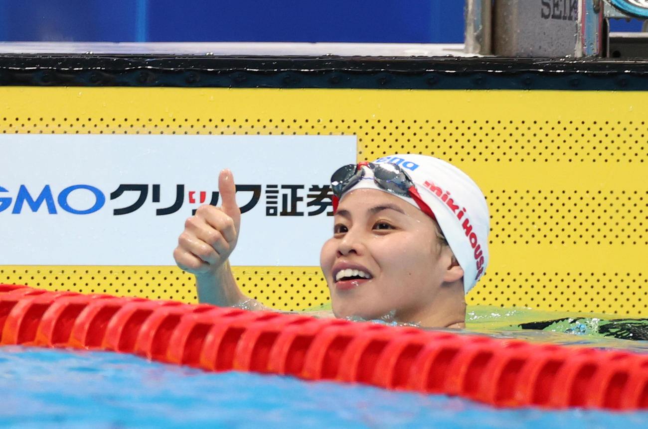 女子400メートル個人メドレー予選、4分40秒93の全体トップの記録で決勝進出を決めた清水はスタンドに向かってサムアップを見せる（撮影・河野匠）
