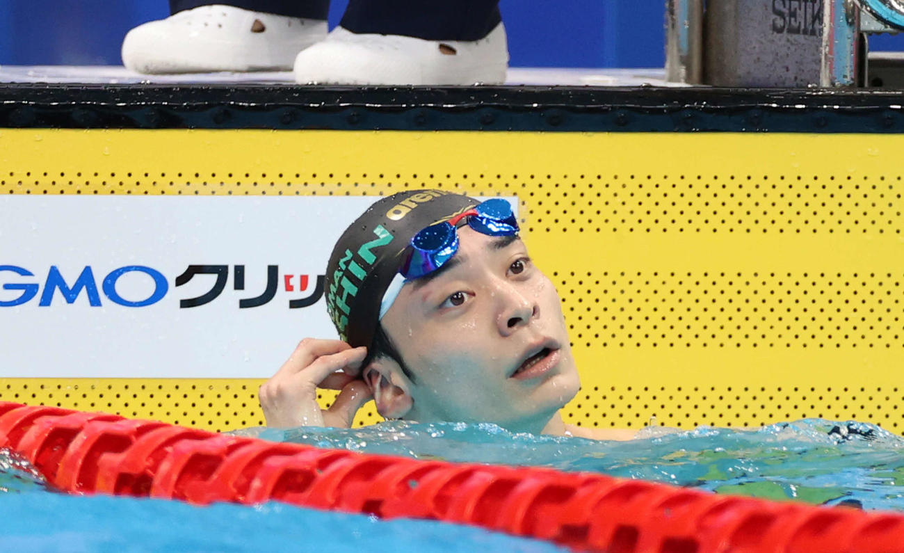 男子100メートル背泳ぎ予選、全体トップの53秒64で決勝進出を決めた入江（撮影・河野匠）