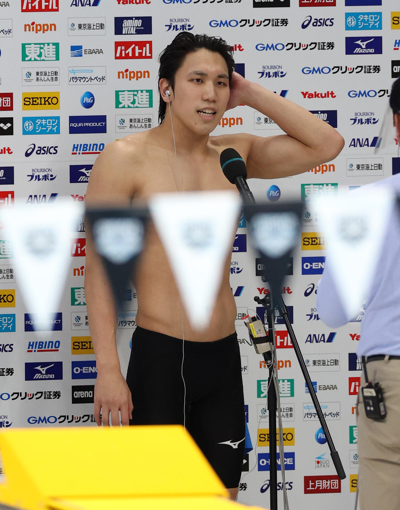 男子100メートル自由形で優勝しインタビューを受ける松元（撮影・河野匠）