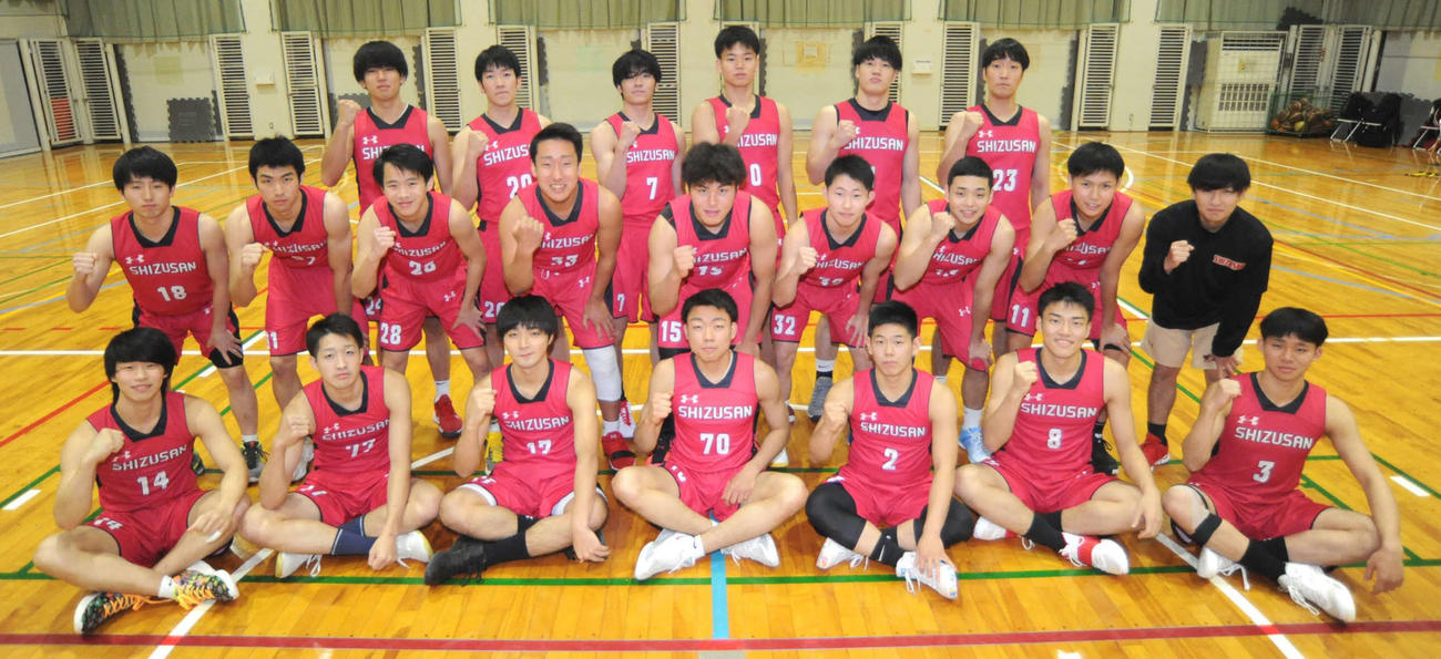 大会に向け気合を入れる静岡産大の男子選手たち
