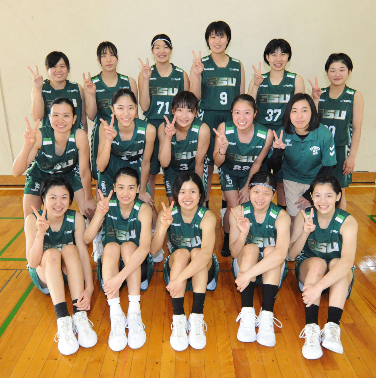 勝利を目指す静岡産大の女子選手たち