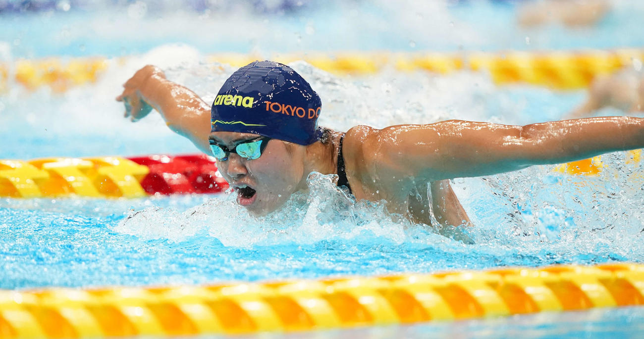 女子200メートルバタフライ予選で力泳する長谷川（撮影・鈴木みどり）