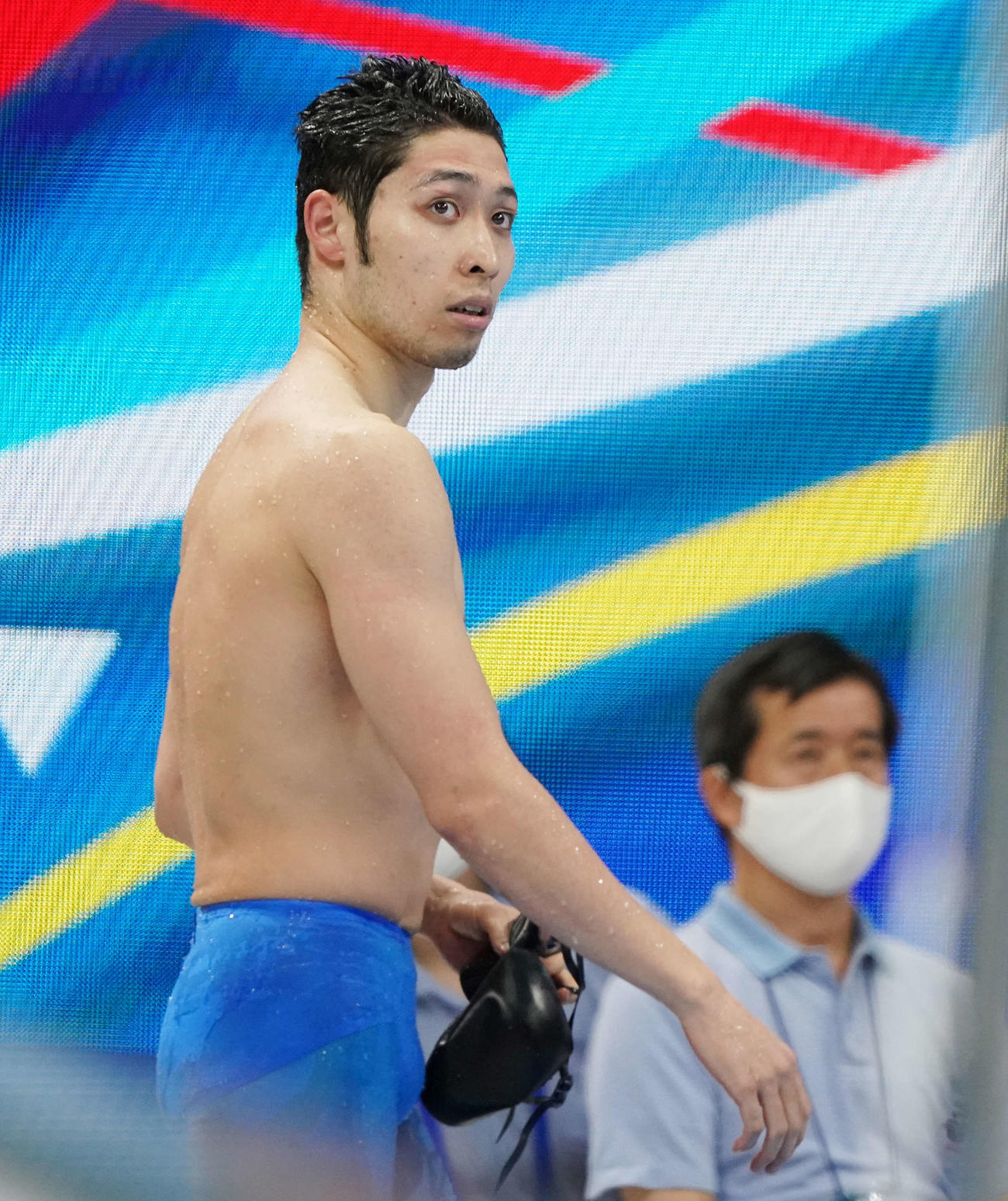 男子200メートル個人メドレー予選を終えタイムを見ながら引き揚げる萩野（撮影・鈴木みどり）