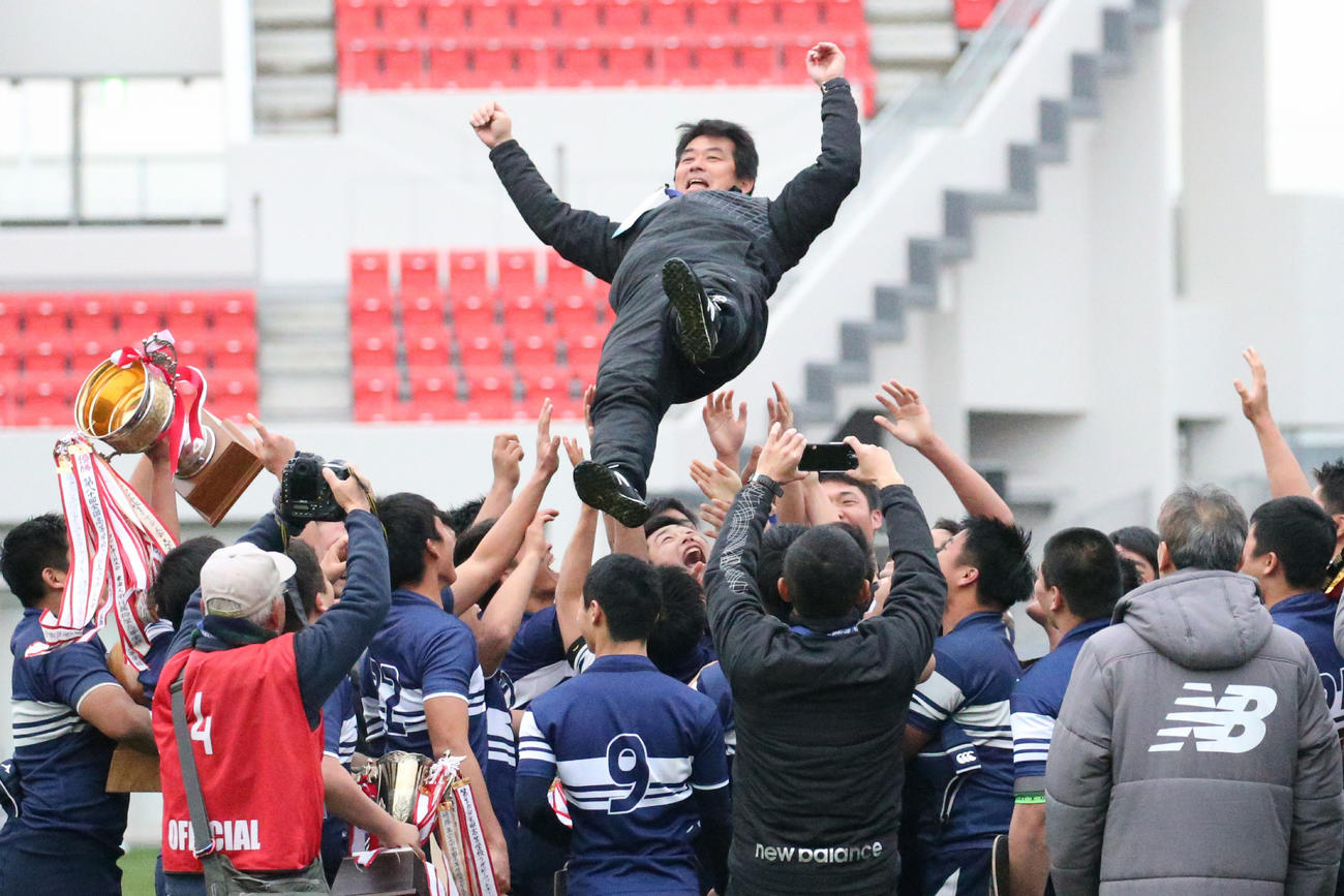 第99回全国高校ラグビー決勝　優勝を決めた桐蔭学園フィフティーンは藤原秀之監督を胴上げする（2020年1月7日撮影）
