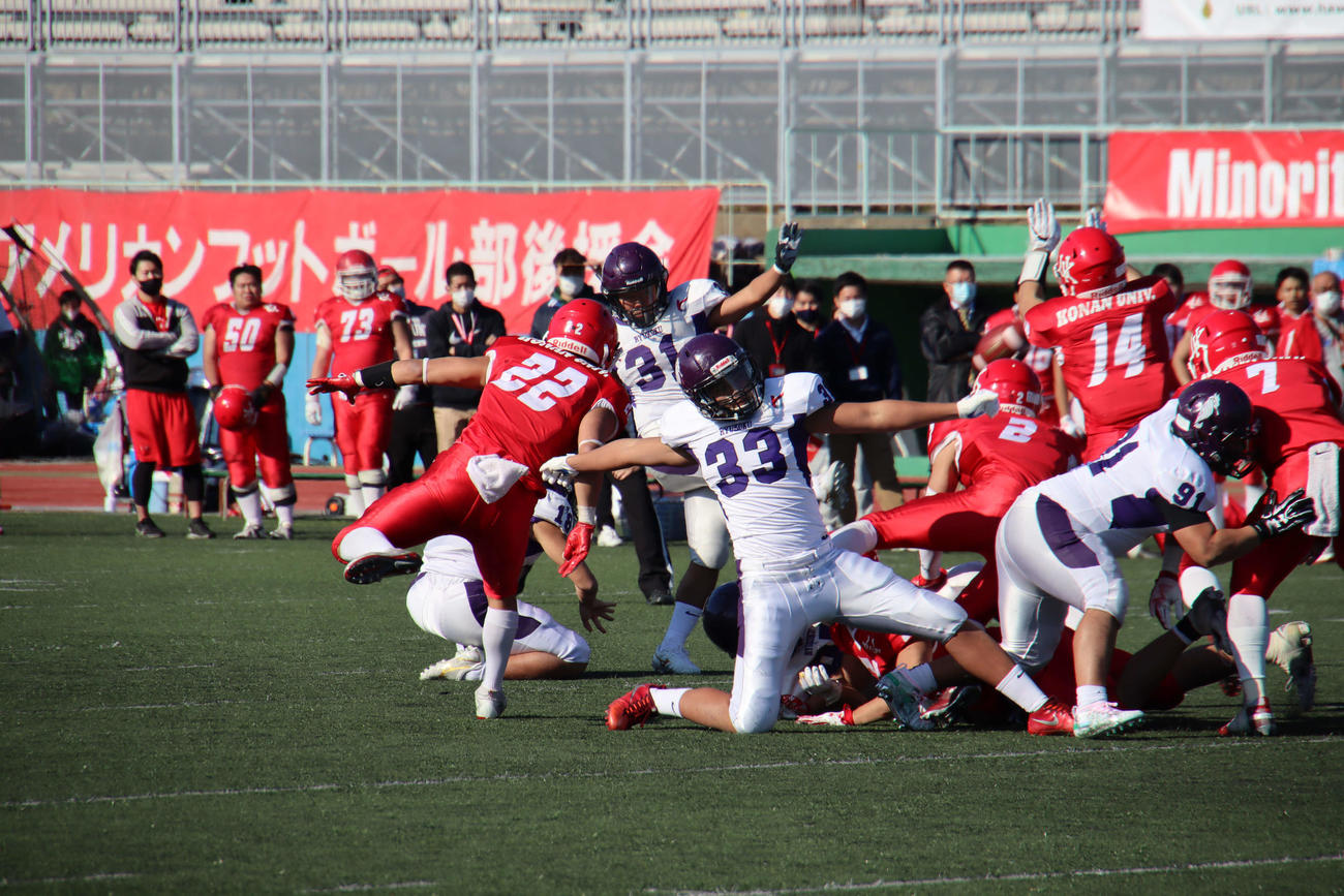 タイブレークで龍谷大のFGを防ぐ甲南大の選手ら（撮影・南谷竜則）