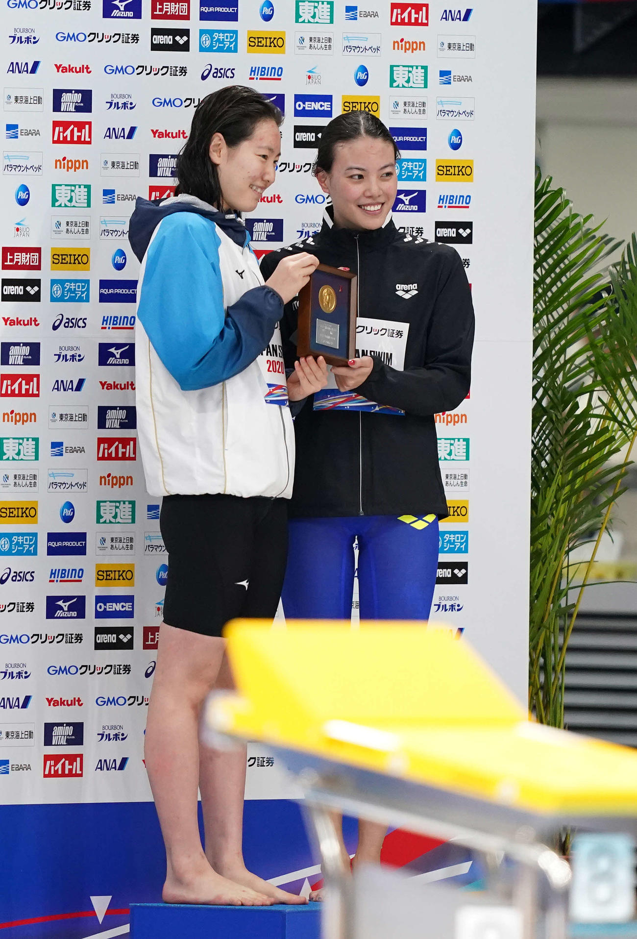 女子100メートル自由形で同着で優勝し、笑顔の酒井（左）と大本（撮影・鈴木みどり）