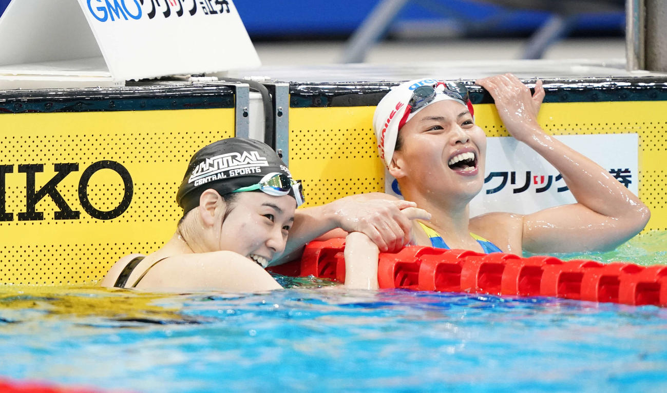 女子200メートル個人メドレーで優勝し笑顔の寺村（左）。右は清水（撮影・鈴木みどり）