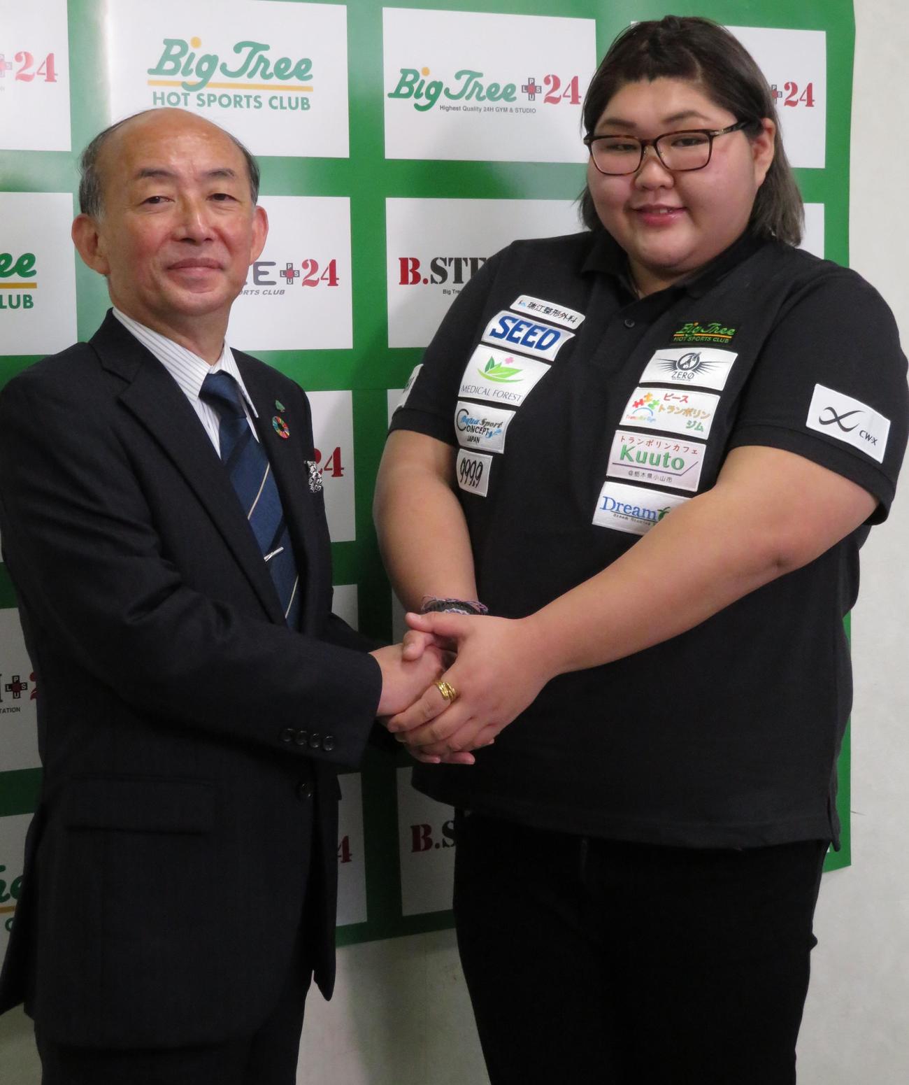 入団会見に出席した朝比奈沙羅とビッグツリーの里村佳行社長（撮影・峯岸佑樹）