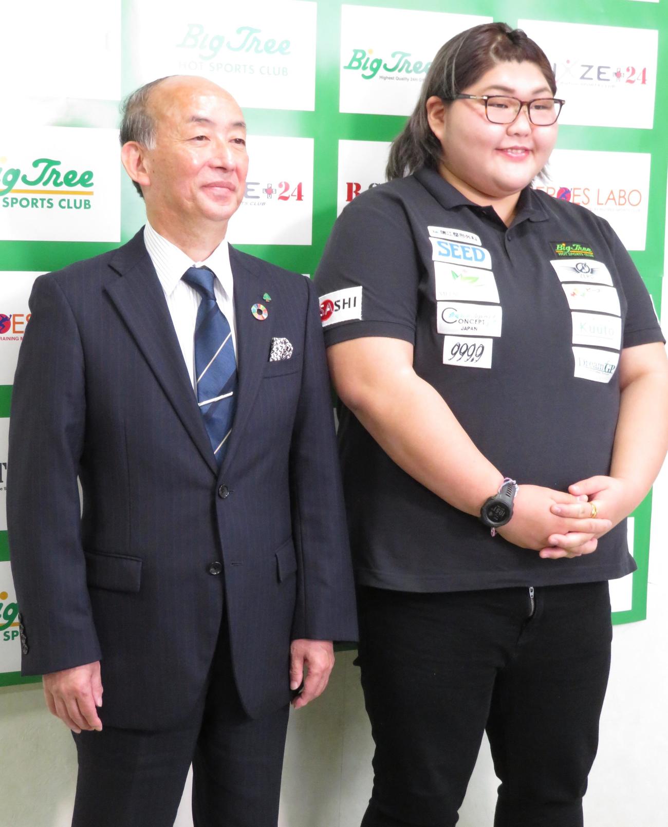 入団会見に出席した朝比奈沙羅とビッグツリーの里村佳行社長（撮影・峯岸佑樹）