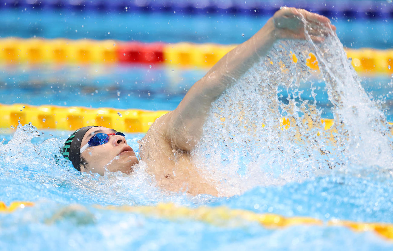 男子200メートル背泳ぎ予選、1分58秒88の全体3位でゴールし決勝進出を決めた入江（撮影・河野匠）