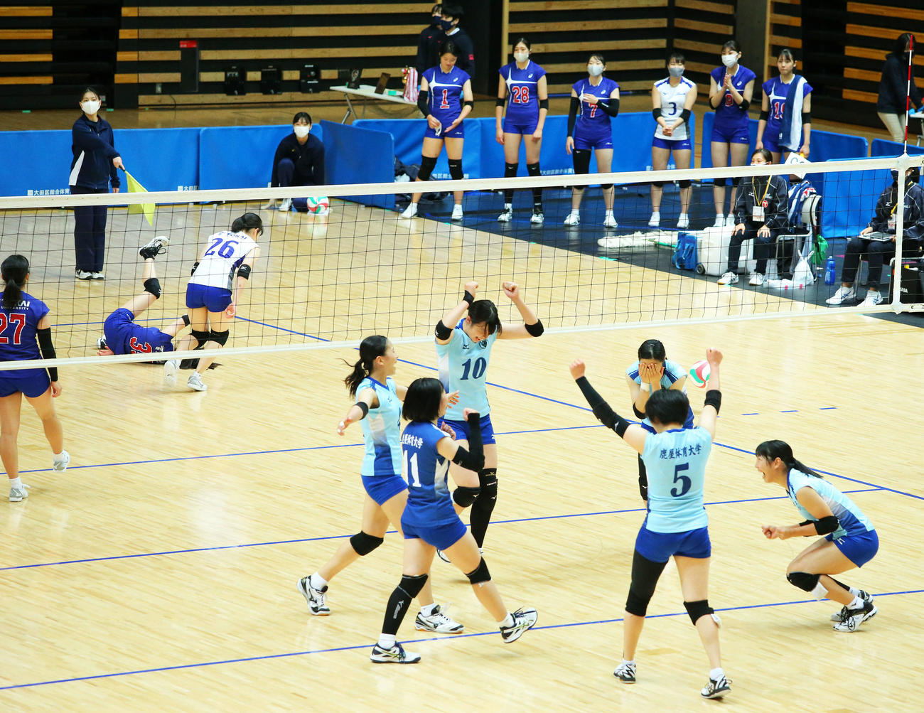 東海大対鹿屋体育大　女子優勝を決め歓喜する鹿屋体育大の選手（手前）と肩を落とす東海大の選手（撮影・河田真司）
