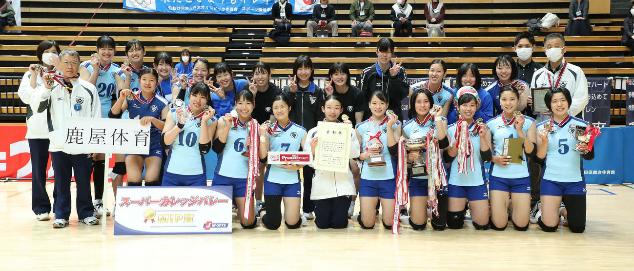 女子優勝を果たし、笑顔で集合写真に納まる鹿屋体育大の選手（撮影・河田真司）